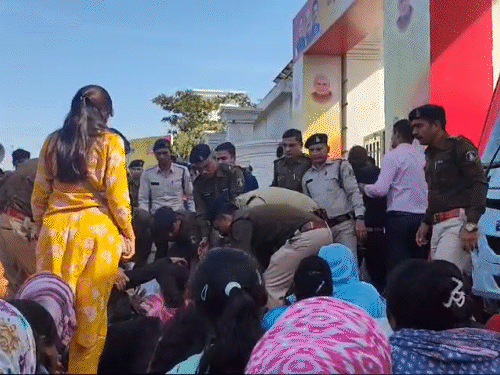 बीजेपी कार्यालय का घेराव कर चुके हैं सहायक शिक्षक।