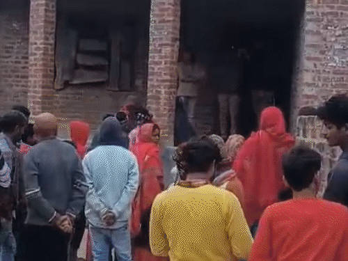 तस्वीर घटना वाले दिन की है। मामले की जानकारी होते ही ग्रामीणों की भीड़ लग गई थी।
