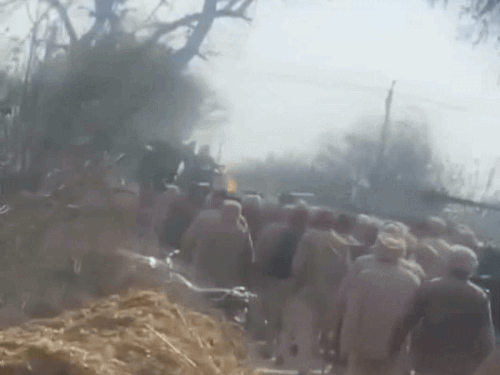 भारतीय किसान यूनियन एकता उगराहां के सदस्यों और पुलिस के बीच बहस हो गई। - Dainik Bhaskar