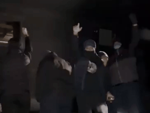 भारत के विरोध में यूके के थिएटर में प्रदर्शन करते हुए खालिस्तान समर्थक। - Dainik Bhaskar