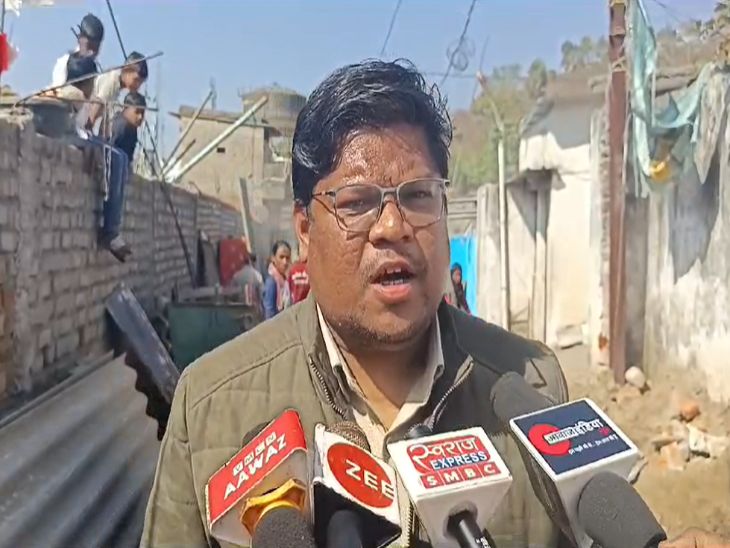 रेंजर निखिल पैकरा ने बताया कि यह वन भूमि है। नोटिस देने के बाद कार्रवाई की गई है।