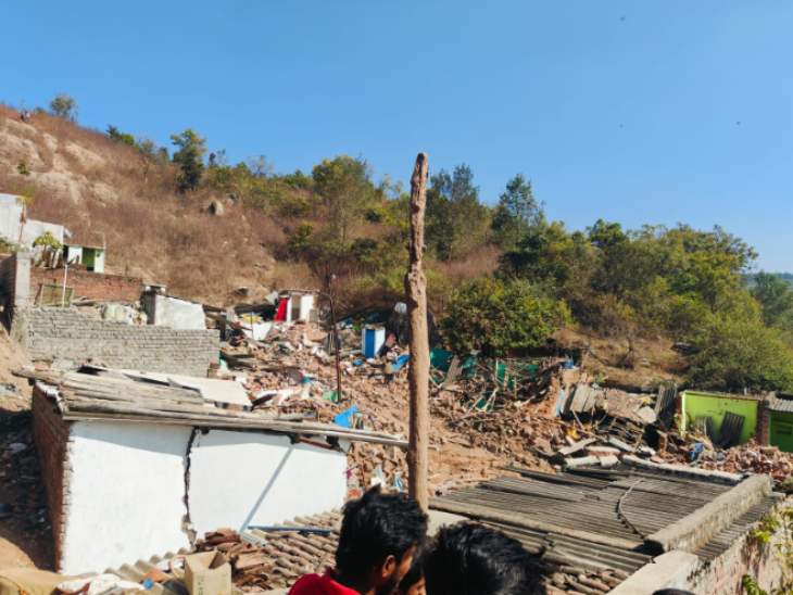 प्रशासनिक और वन अमले की टीम ने अवैध मकानों पर बुलडोजर चला दिया है।