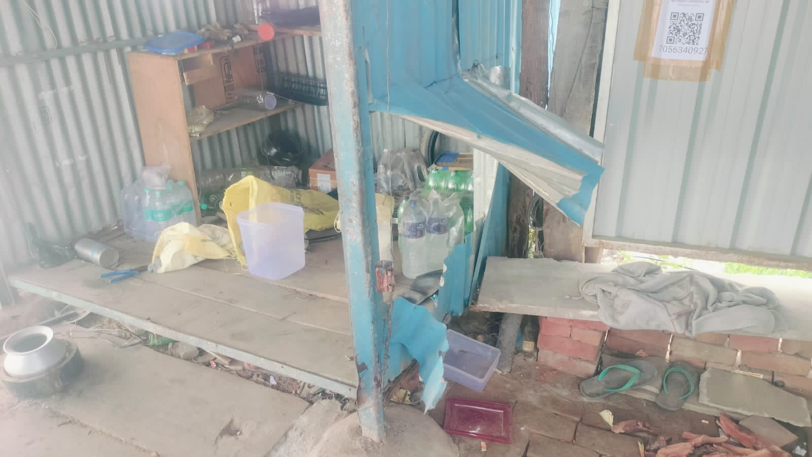 इस दुकान में टीन काटकर की चोरी
