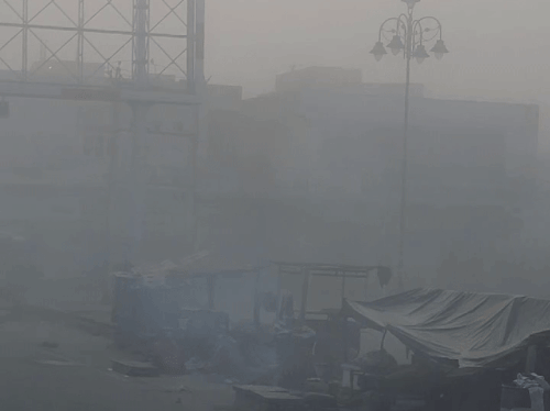 सोमवार सुबह टोंक में घना कोहरा था। सूर्योदय के साथ ही कोहरे का असर कम हो गया।