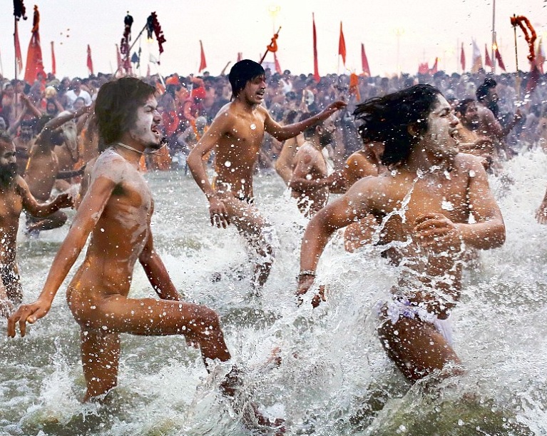 संगम में स्नान करते हुए नागा संन्यासी।