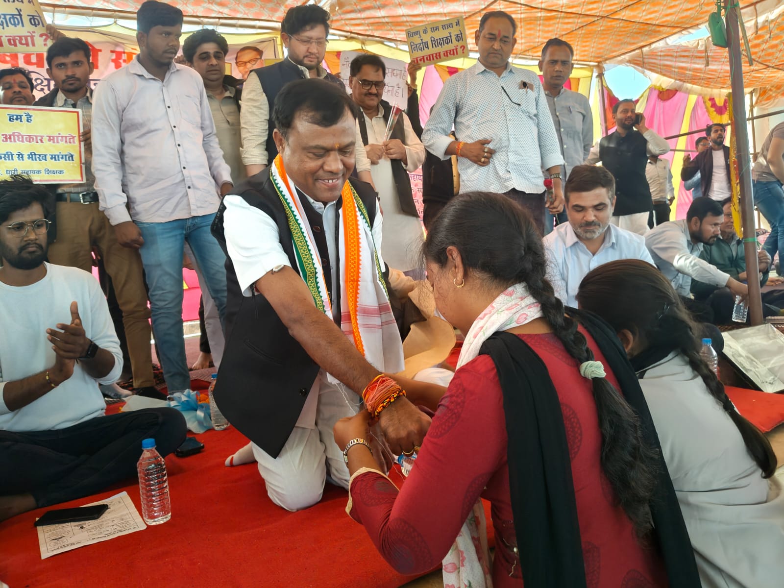 पीसीसी अध्यक्ष दीपक बैज ने धरना स्थल जाकर प्रदर्शनकारियों से राखी बंधवाई थी।