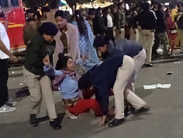 मरीन ड्राइव पर सड़क पर बैठकर प्रदर्शन कर रही महिला शिक्षक को घसीटकर ले जाती हुई पुलिस।
