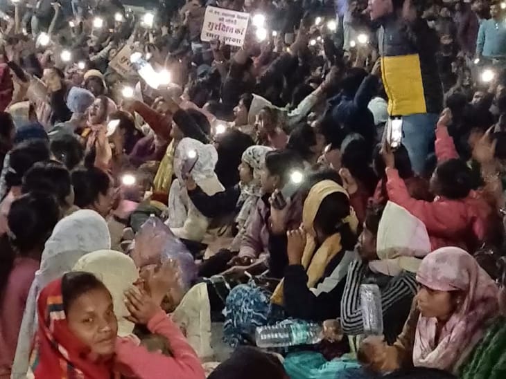 तेलीबांधा में दोपहर से देर रात तक प्रदर्शनकारी बैठे रहे। रात में मोबाइल का की फ्लैशलाइट ऑन कर विरोध जताया।