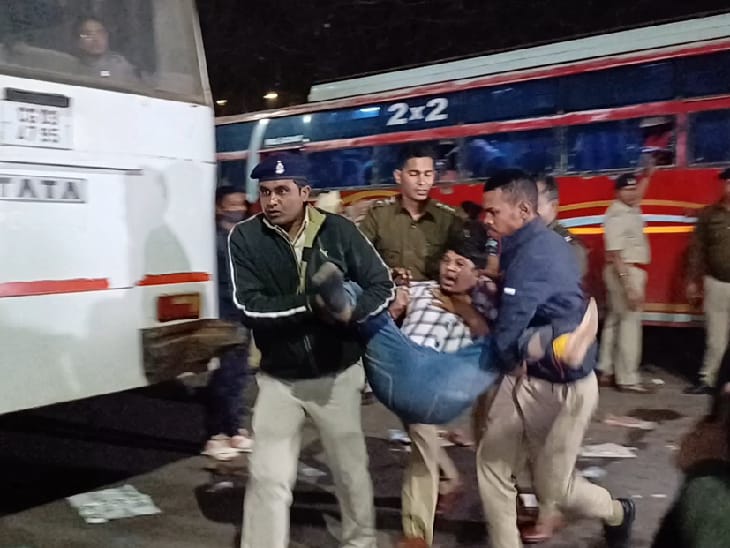 रविवार देर रात प्रदर्शन कर रहे B.Ed शिक्षकों को पुलिस ने हटाया। बसों में भरकर ले गई।