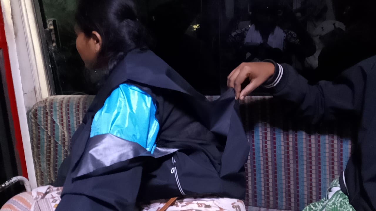 प्रदर्शन के दौरान हुई झड़प में कई महिला टीचर्स के कपड़े तक फट गए।