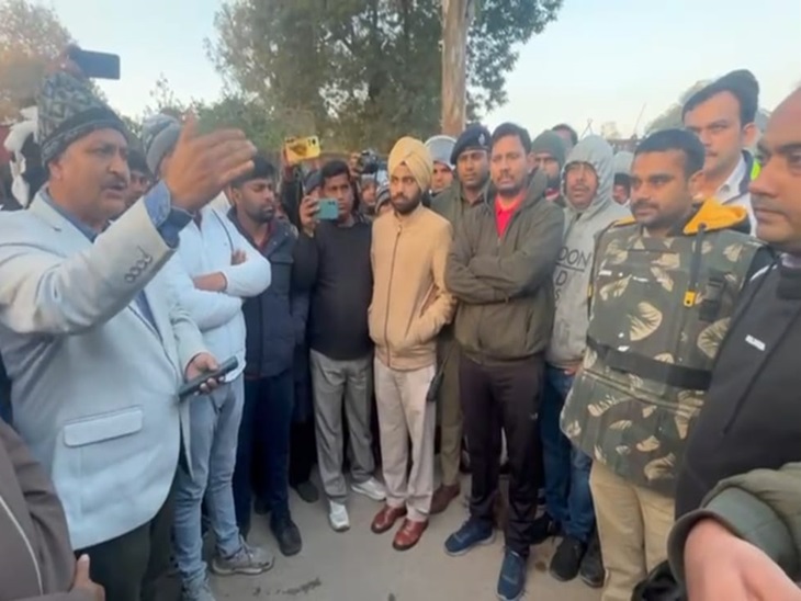 कांग्रेस नेताओं ने अधिकारियों के सामने दर्ज कराई आपत्ति।