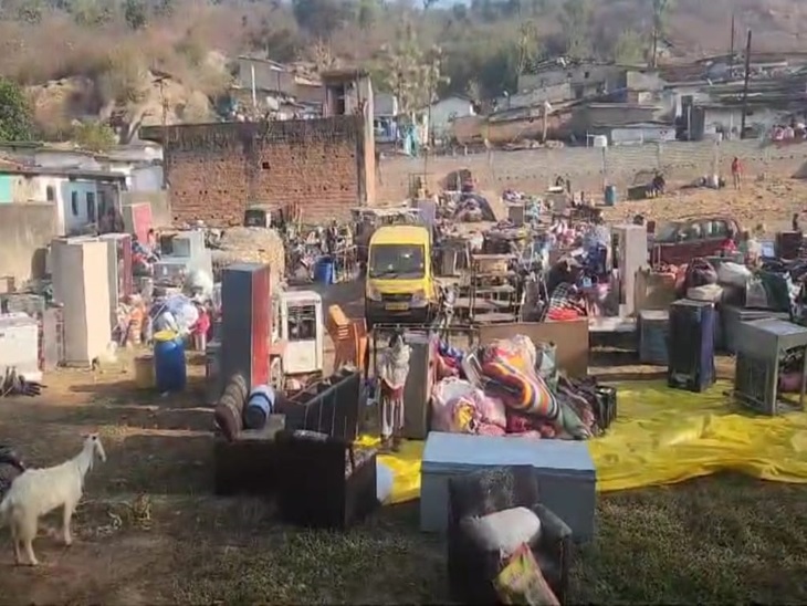 अतिक्रमण के दौरान लोगों ने हटाना शुरू किया सामान।