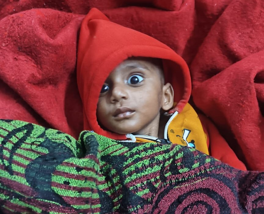 पानी के टैंक में से दोनों बच्चों को बाहर निकाला गया, जिसमें डेढ़ साल की डिंपल की जान बच गई।