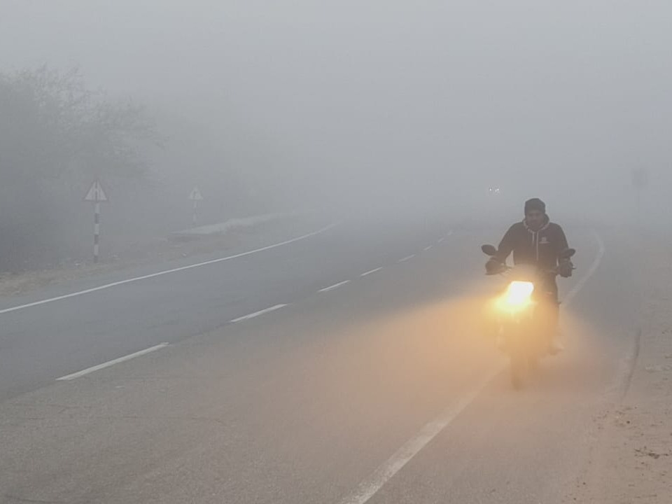 सीकर के फतेहपुर में सोमवार सुबह घना कोहरा रहा। बीते पांच दिनों में न्यूनतम तापमान 5 डिग्री से बढ़कर 10 डिग्री सेल्सियस तक पहुंच गया है।