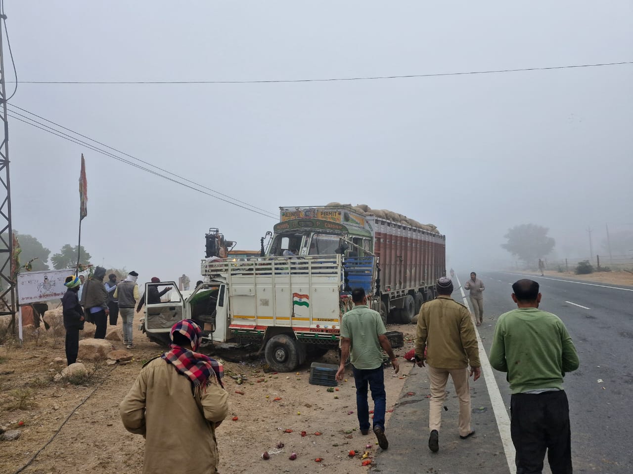 सोमवार सुबह बीकानेर-अजमेर हाईवे पर नागौर में हुए हादसे के बाद क्रेन बुलानी पड़ी। उसकी मदद से शवों को बाहर निकाला गया।