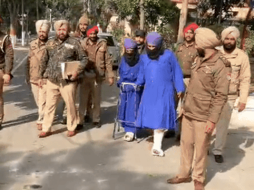 ਪੁਲਿਸ ਦੋਸ਼ੀ ਨੂੰ ਗ੍ਰਿਫਤਾਰ ਕਰਨ ਤੋਂ ਬਾਅਦ ਜਾ ਰਹੀ ਹੈ