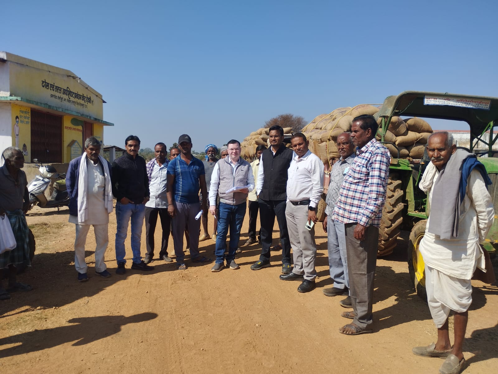 बिचौलियों के खिलाफ लगातार कार्रवाई करने का दावा कर रहे अफसर।