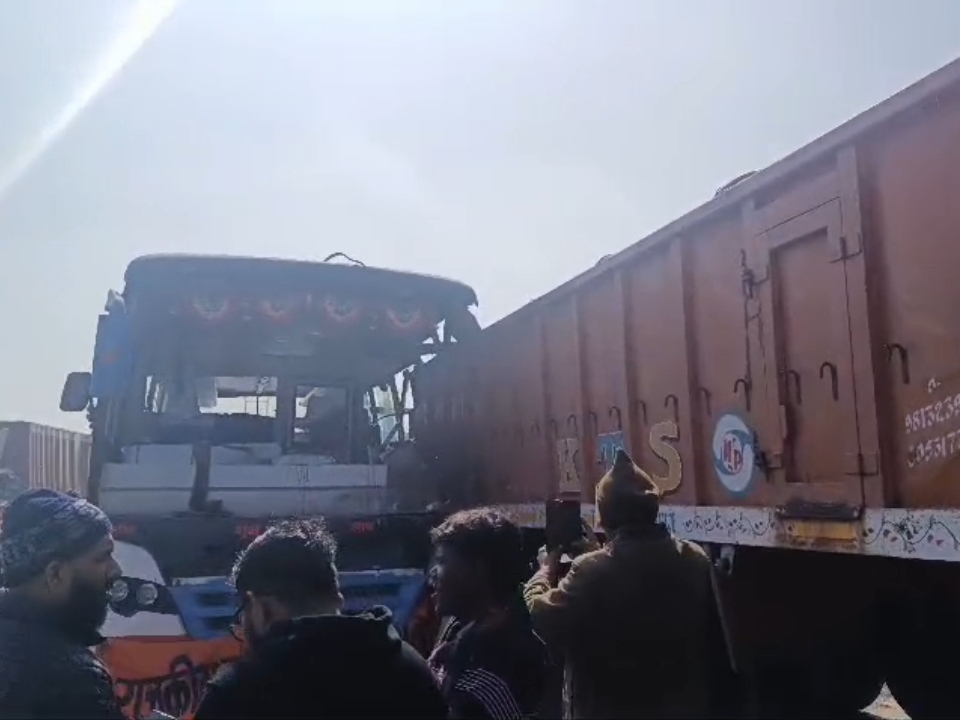 खड़े ट्रक से स्कूल बस टकरा गई, जिससे छात्रा की मौत हो गई।