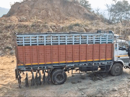 घटनास्थल से 2 किलोमीटर दूर आरोपी ड्राइवर ट्रक को छोड़कर फरार हो गया।