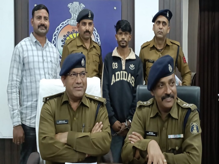हत्या के मामले का खुलासा करते अधिकारी। - Dainik Bhaskar
