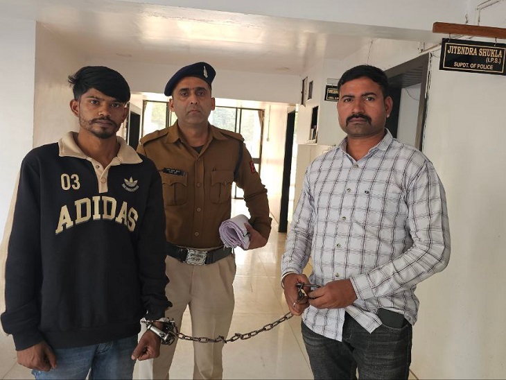 आरोपी को पकड़कर ले जाती पुलिस।