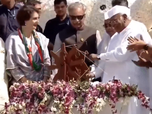 ਸਿੱਧਰਮਈਆ ਨੇ ਬੇਲਾਗਵੀ ਵਿੱਚ ਸੁਵਰਨਾ ਵਿਧਾਨ ਸੌਧਾ ਦੇ ਸਾਹਮਣੇ ਮਹਾਤਮਾ ਗਾਂਧੀ ਦੀ ਮੂਰਤੀ ਦਾ ਉਦਘਾਟਨ ਕੀਤਾ। - ਦੈਨਿਕ ਭਾਸਕਰ