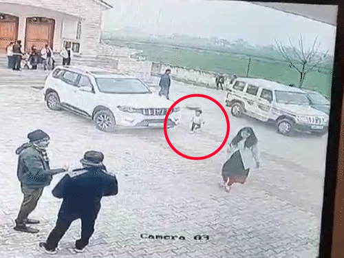 चर्च के पार्किंग एरिया में खड़ी स्कॉर्पियो अचानक चल पड़ी और ढाई साल की बच्ची (लाल घेरे में) को उसने कुचल डाला। - Dainik Bhaskar