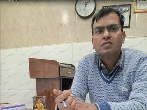 ਭਾਸਕਰ ਦੇ ਰਿਪੋਰਟਰ ਨੇ ਹੈਲਥ ਸੈਂਟਰ ਦੇ ਡਾਇਰੈਕਟਰ ਦੇ ਤੌਰ 'ਤੇ ਹਸਪਤਾਲ ਦੇ ਡਾਇਰੈਕਟਰ ਡਾ. ਪੁਸ਼ਕਰ ਯਾਦਵ ਨਾਲ ਸਮਝੌਤਾ ਕੀਤਾ।