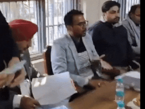 ਲੋਕਾਂ ਨੂੰ ਤਾੜਨਾ ਕਰਦੇ ਹੋਏ ਐਸ.ਡੀ.ਐਮ.