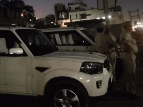 लूट की वारदात के बारे में पता चलने पर पुलिस की टीमें मौके पर पहुंची।