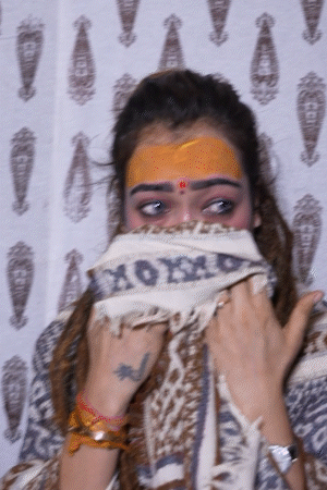 दैनिक भास्कर से बातचीत के दौरान हर्षा रिछारिया फूट-फूटकर रोने लगीं और शॉल से अपने आंसू पोछे।