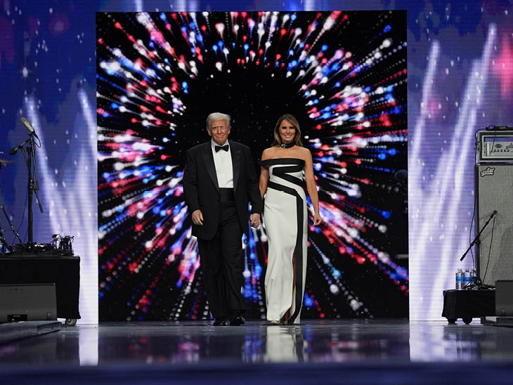 राष्ट्रपति ट्रम्प और फर्स्ट लेडी मेलानिया एक दूसरे के हाथ पकड़कर लिबर्टी बॉल में शामिल होने पहुंचे।