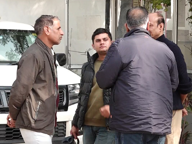 पुलिस की टीम ने महिला और घर के नौकरों के बयान लिए।