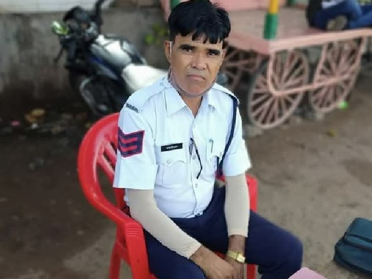 हेड कॉन्स्टेबल परसादी लाल बैरवा को पहले ट्रक ड्राइवर ने टक्कर मारी, फिर गाड़ी उनके ऊपर चढ़ाई। मौके पर ही उन्होंने दम तोड़ दिया।