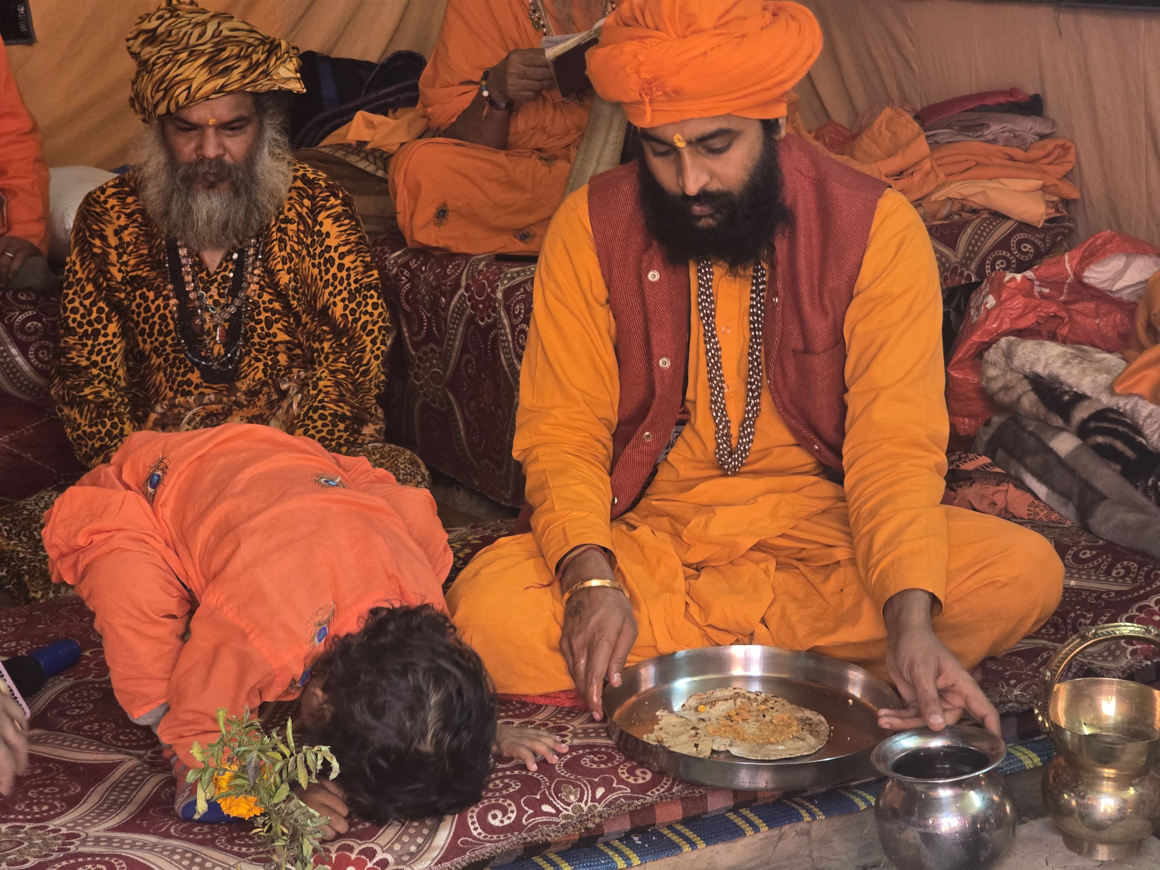 भोजन करने से पहले प्रणाम करते श्रवण पुरी। उन्होंने संतों की दिनचर्या अपना ली है।