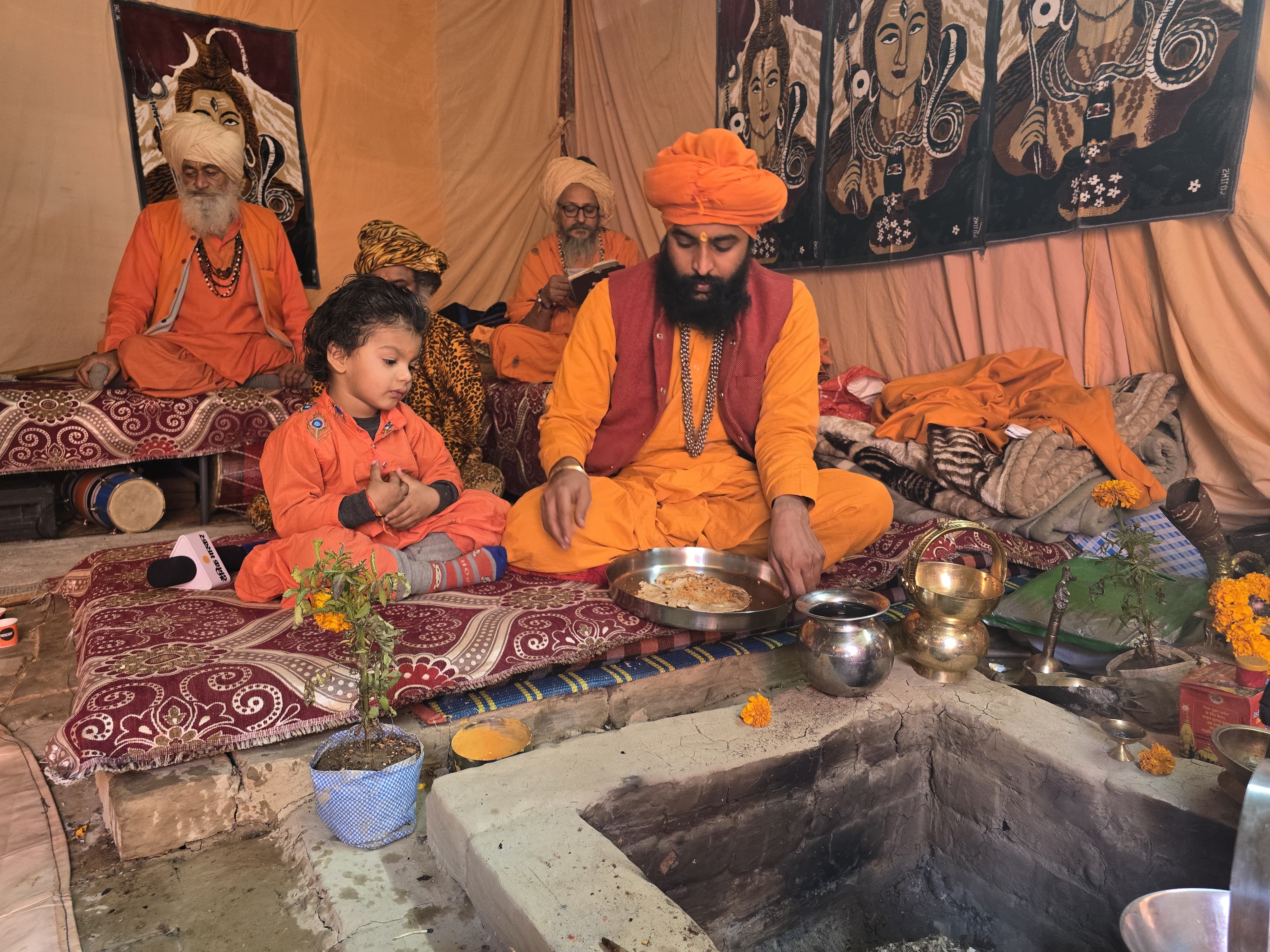 हवनकुंड के पास अपने गुरु भाई अष्टकौशल के साथ बैठे श्रवण पुरी।