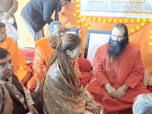 हर्षा रिछारिया सोमवार शाम रविंद्र पुरी महाराज से मिलने पहुंचीं।