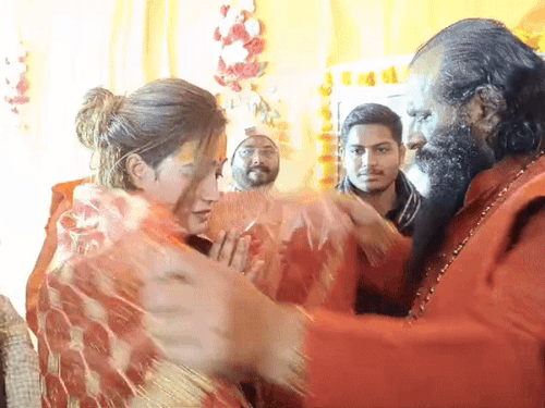 अखाड़ा परिषद के अध्यक्ष रविंद्र पुरी ने हर्षा रिछारिया का स्वागत किया।