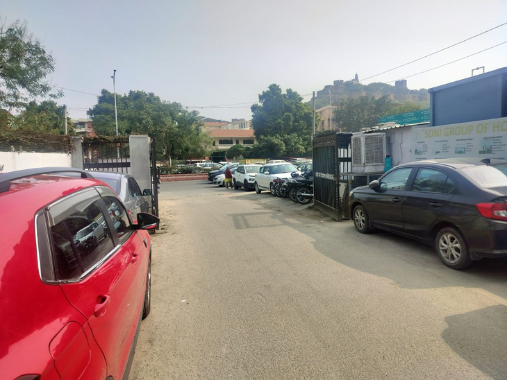 कॉलोनी में एक तरफ तो गेट है जो जेएलएन मार्ग पर खुलता है। लेकिन दूसरी तरफ गेट भी नहीं है और गार्ड भी नहीं है।