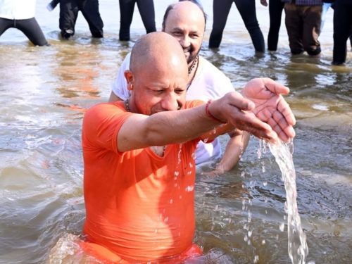 सीएम ने स्नान करने से पहले जल आचमन किया।