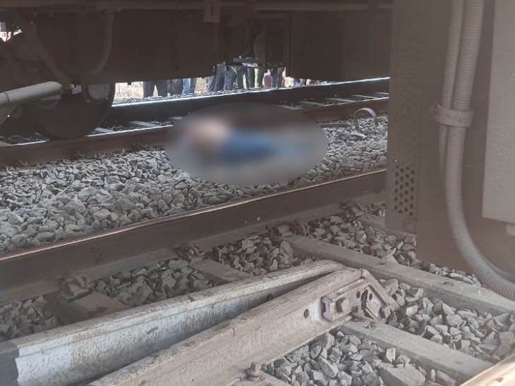 ट्रेन के नीचे भी कुछ पैसेंजर्स की लाश मिली है।