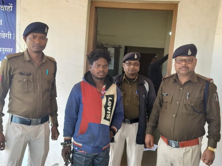, पहली घटना बगीचा थाना क्षेत्र के पंडरापाठ चौकी के कामारिमा गांव की है।
