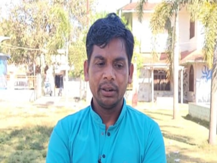 याचिकाकर्ता और मृतक के बेटे रमेश बघेल की फोटो है। पिता के शव को दफनाने के लिए सुप्रीम कोर्ट से गुहार लगाई है।