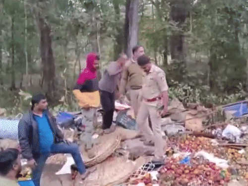 ਟਰੱਕ ਦੇ ਖੱਡ ਵਿੱਚ ਡਿੱਗਣ ਤੋਂ ਬਾਅਦ ਪੁਲਿਸ ਨੂੰ ਸੂਚਨਾ ਦਿੱਤੀ ਗਈ। ਪੁਲਿਸ ਮੌਕੇ 'ਤੇ ਪਹੁੰਚ ਗਈ।