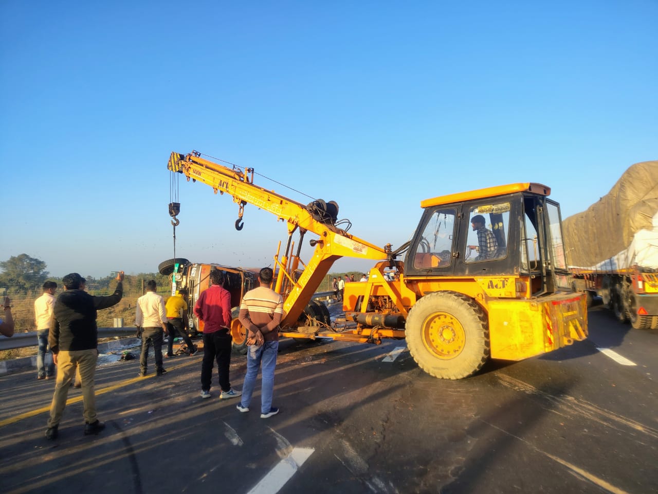 हाइड्रा की मदद से पलटे हुए टैंकर को सीधा कराया जा रहा है।