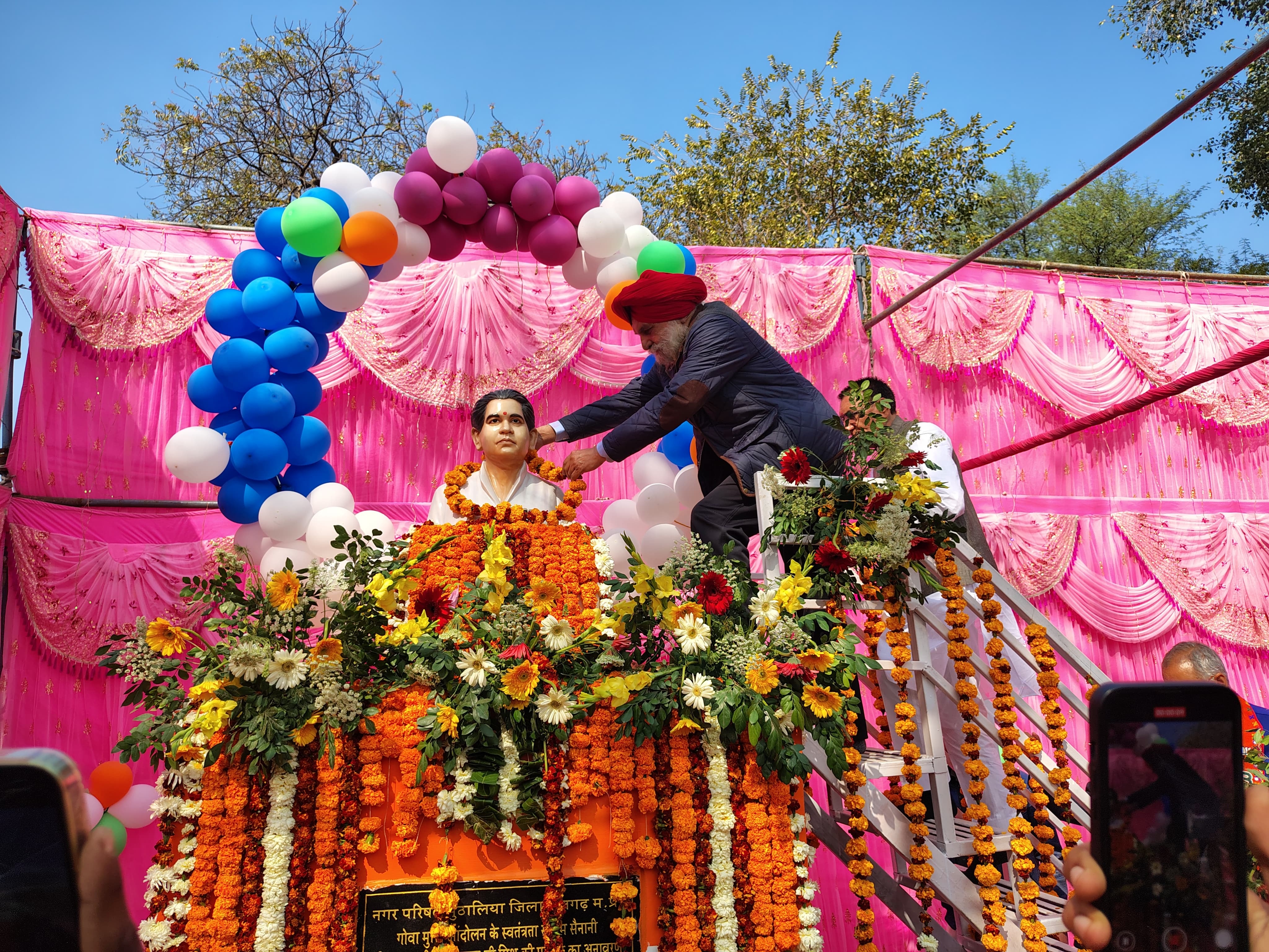 Unveiling of the statue of freedom fighter Pandit Shivdayal Mishra ...
