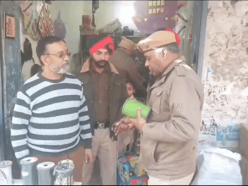 ਦਰੇਸੀ ਰੋਡ ’ਤੇ ਇੱਕ ਦੁਕਾਨ ਦੀ ਚੈਕਿੰਗ ਕਰਦੇ ਹੋਏ ਪੁਲੀਸ ਮੁਲਾਜ਼ਮ।