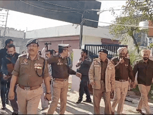 DGP अर्पित शुक्ला थाने में निरीक्षण करने पहुंचे - Dainik Bhaskar