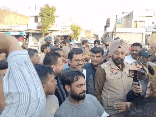 विधायक सुखविंदर सिंह कोटली सरकार और एसडीएम के खिलाफ नारेबाजी करते हुए। - Dainik Bhaskar