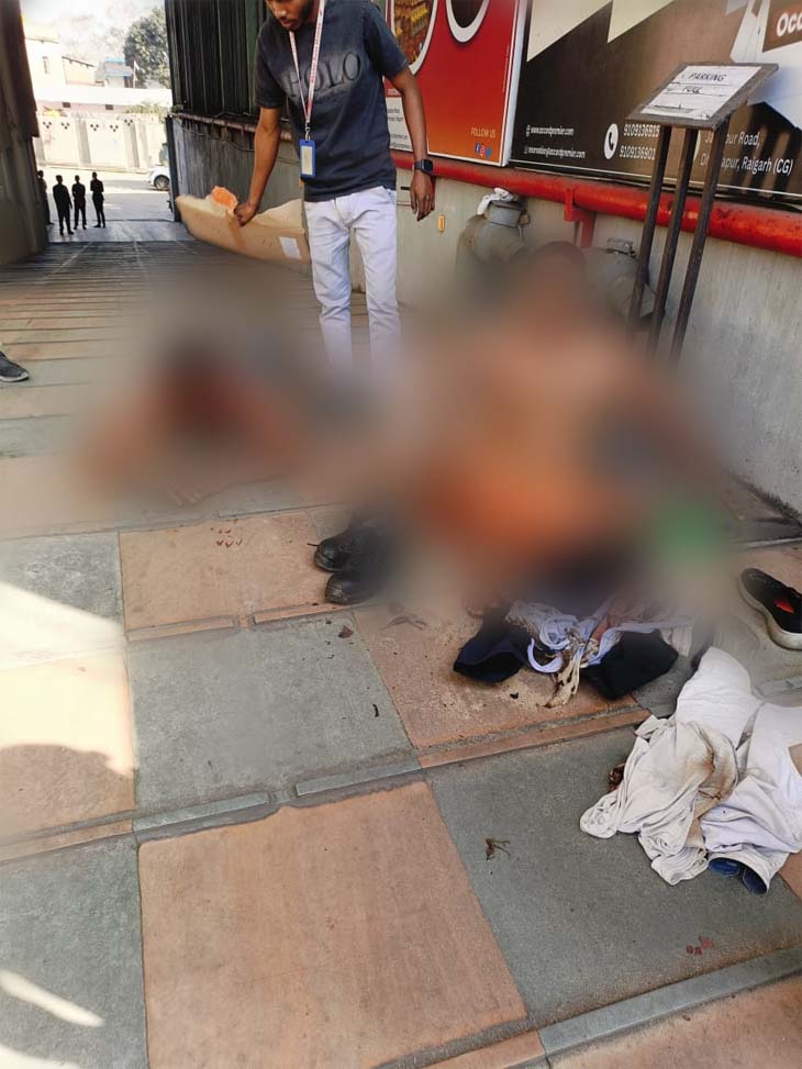 आग से झुलसे लोगों को इलाज के लिए अस्पताल में भर्ती कराया गया।